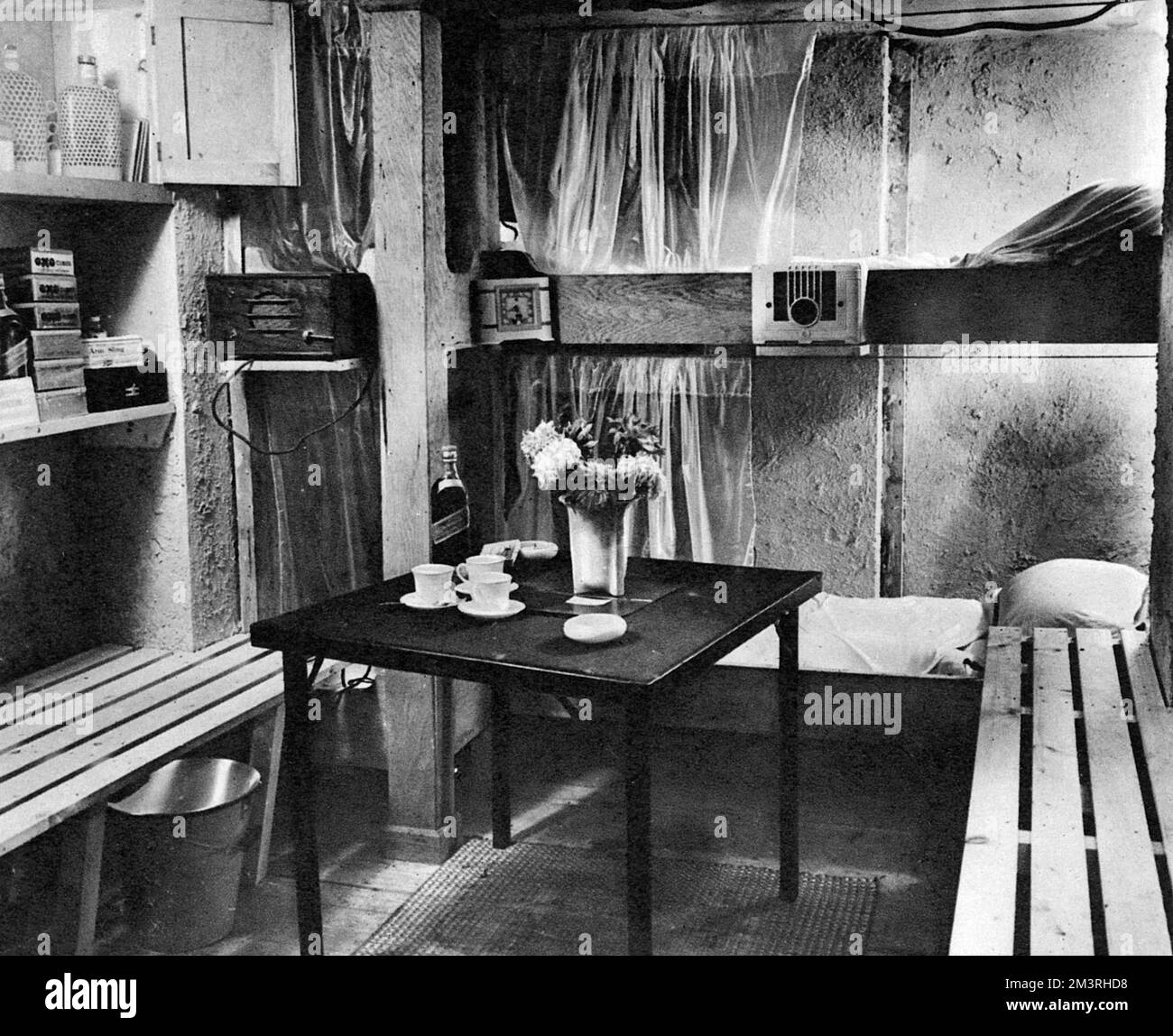 Un lussuoso shelter Air raid, dotato di una varietà di comfort materiali, tra cui un set wireless per fornire la musica che sarebbe, "a casa in tempi di stress". Data: 1939 Foto Stock