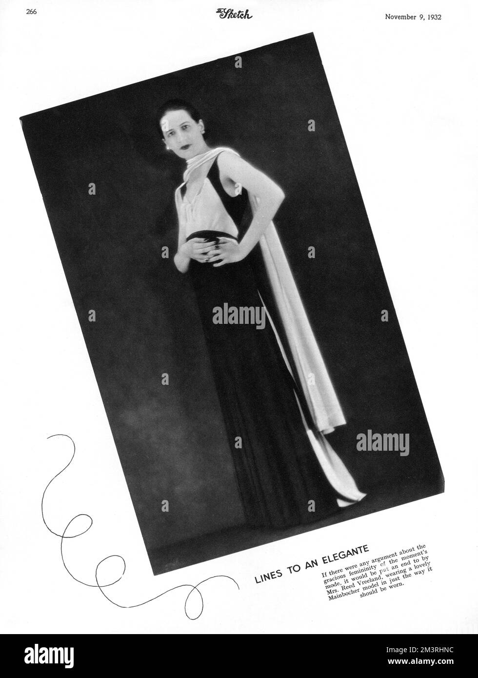Diana Vreeland (1903-1989) indossa un elegante abito Mainbocher. Vreeland è stato un noto editorialista ed editore nel campo della moda, lavorando per Harper's Bazaar e Vogue e come consulente speciale al Costume Institute del Metropolitan Museum of Art Data: 1932 Foto Stock