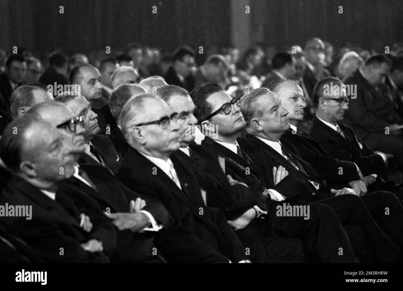La Conferenza centrale dell'Unione dei lavoratori del settore metallurgico (IGM) del 5. 9. 1968 a Monaco sulla sicurezza e il progresso. Otto Brenner, Adolf Schmidt, N. Jochen Foto Stock