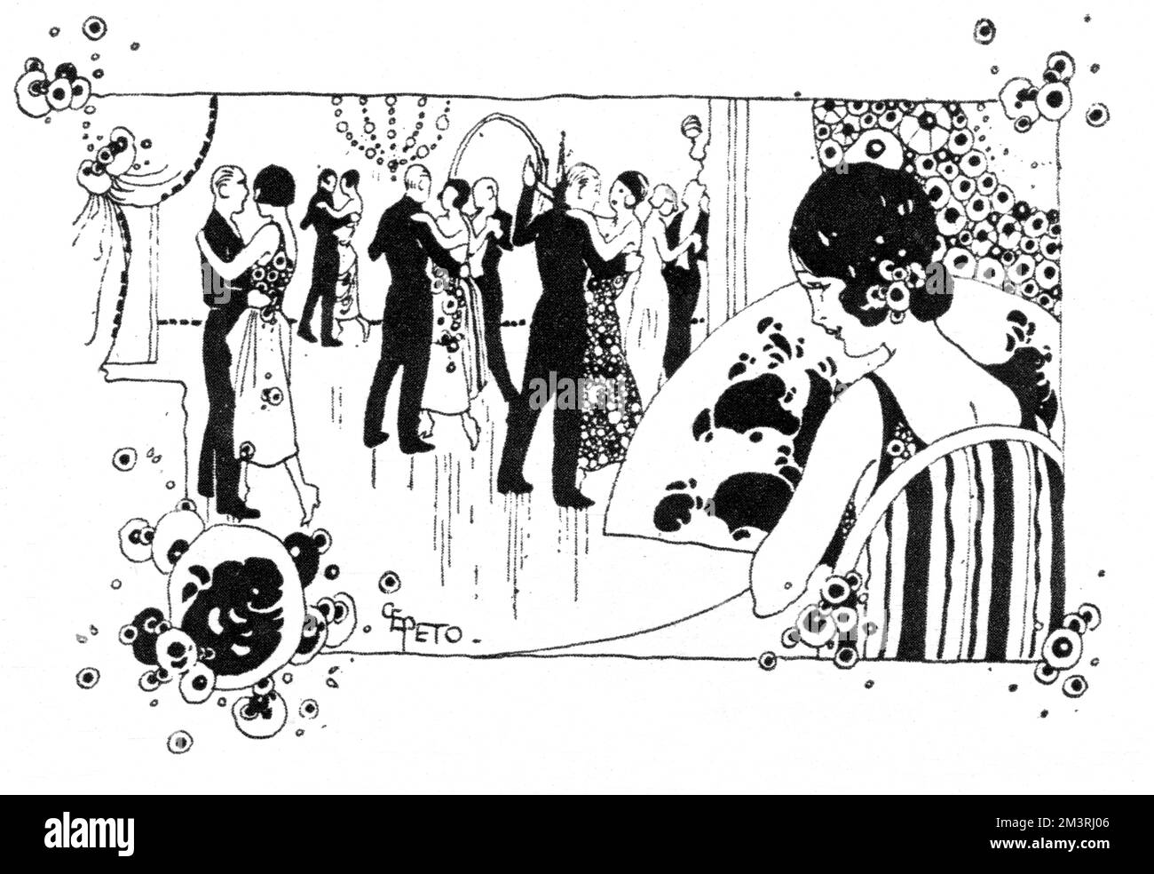 La giovane signora sorride mentre guarda le coppie ballare ad un Grand Ball da dietro un grande ventilatore. Data: 1923 Foto Stock