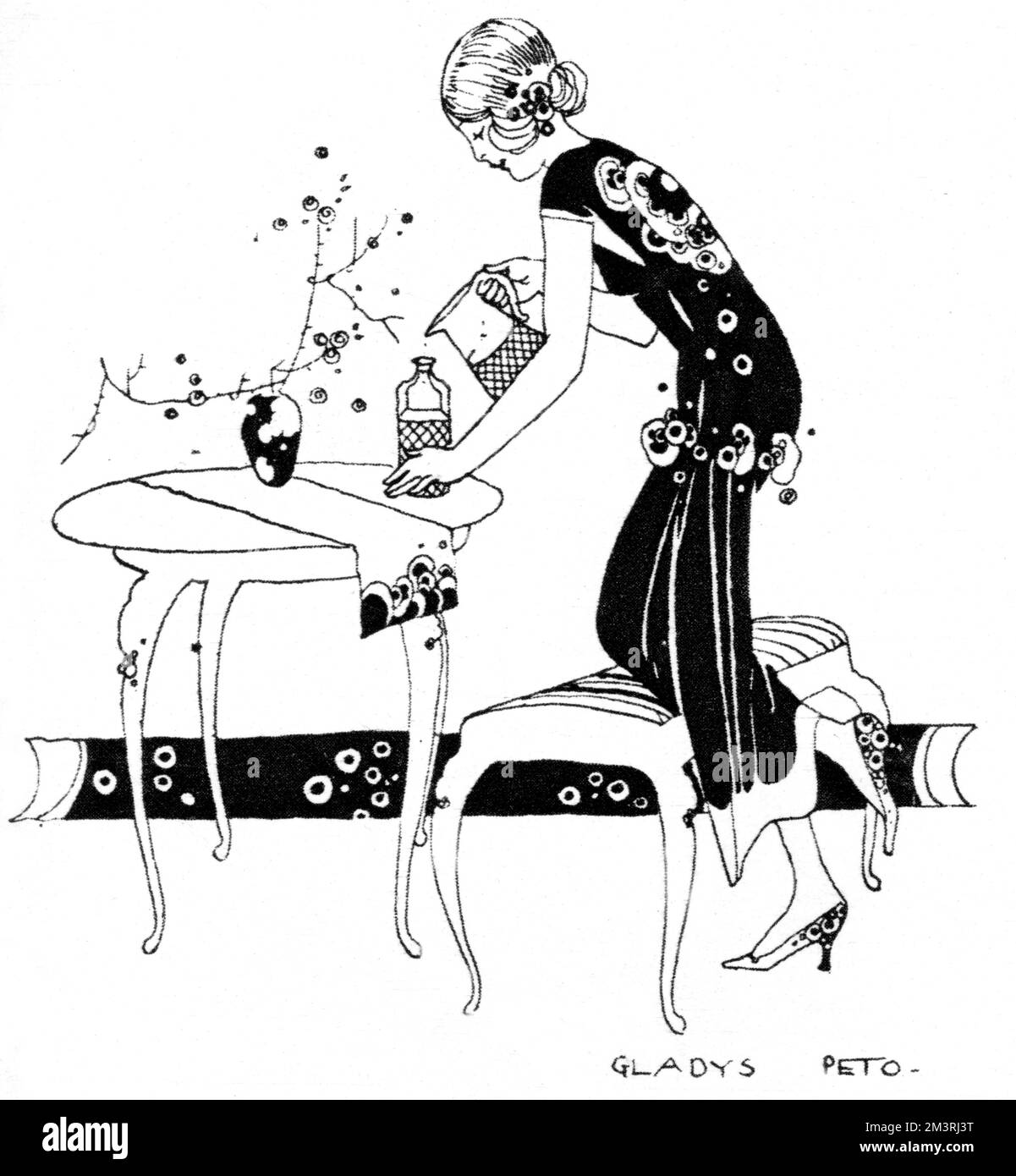 Giovane signora che riempie un decanter Foto Stock