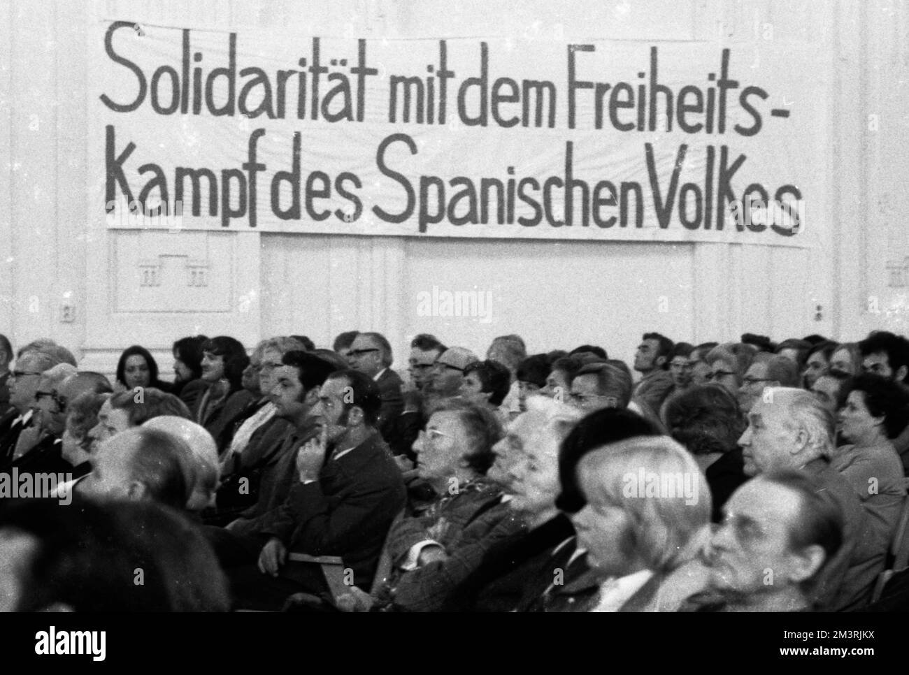 Comunisti e leftisti hanno commemorato il 35th° anniversario delle Brigate internazionali nella guerra civile spagnola del 1936 il 6/11/1971 a Wuppertal Foto Stock