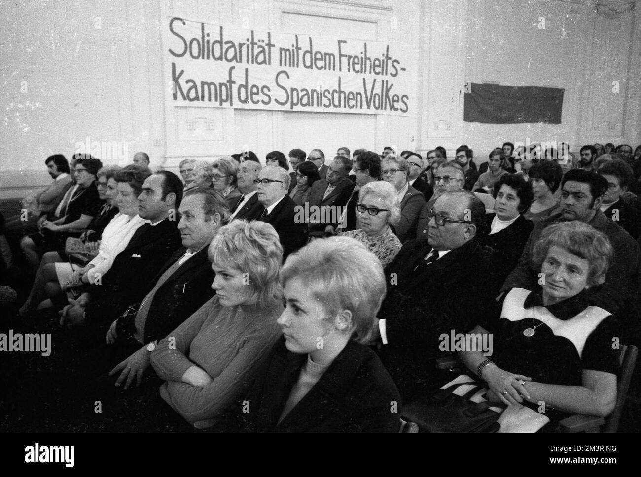 Comunisti e leftisti hanno commemorato il 35th° anniversario delle Brigate internazionali nella guerra civile spagnola del 1936 il 6/11/1971 a Wuppertal Foto Stock