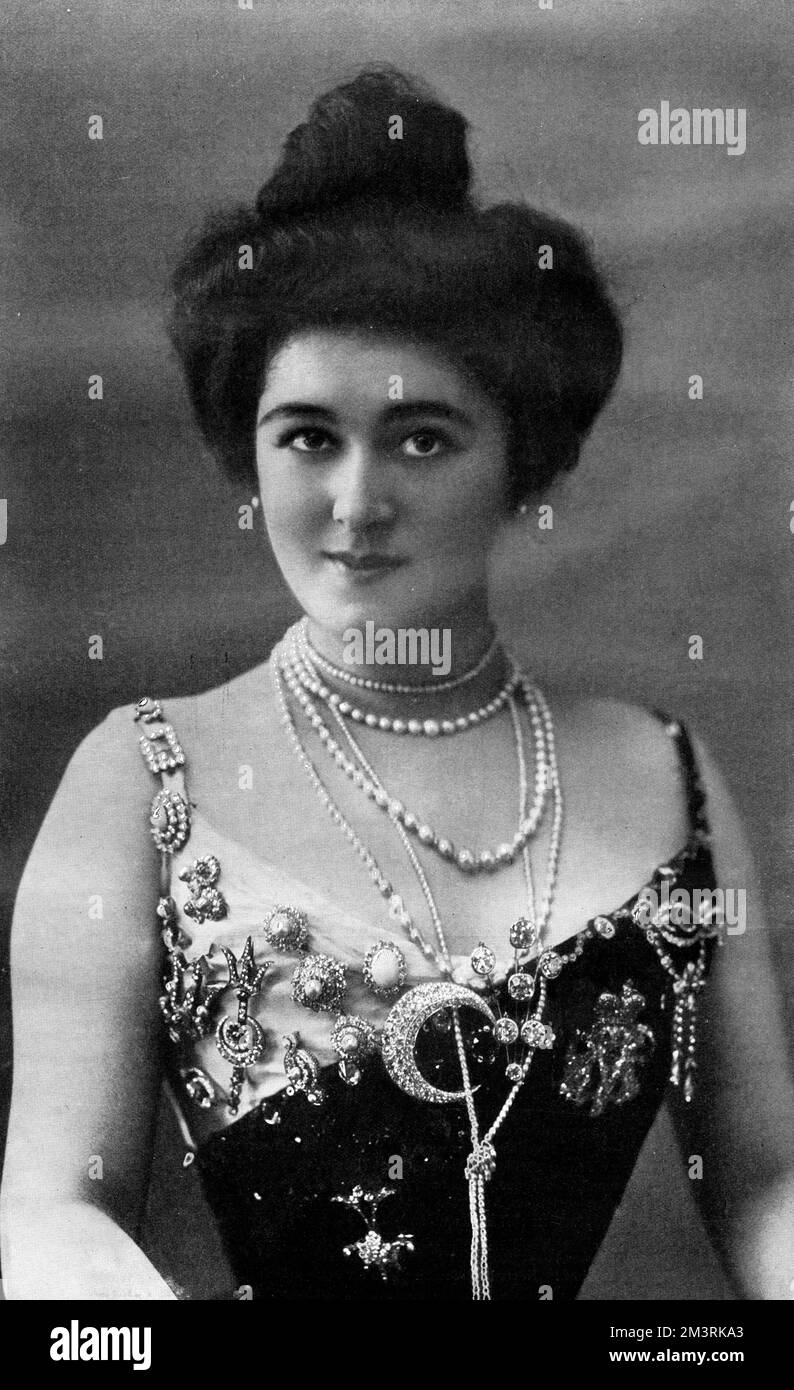 Mademoiselle Juniori, songstress francese, posò per la sua fotografia in un abito costellato di gioielli vari. 1900 Foto Stock