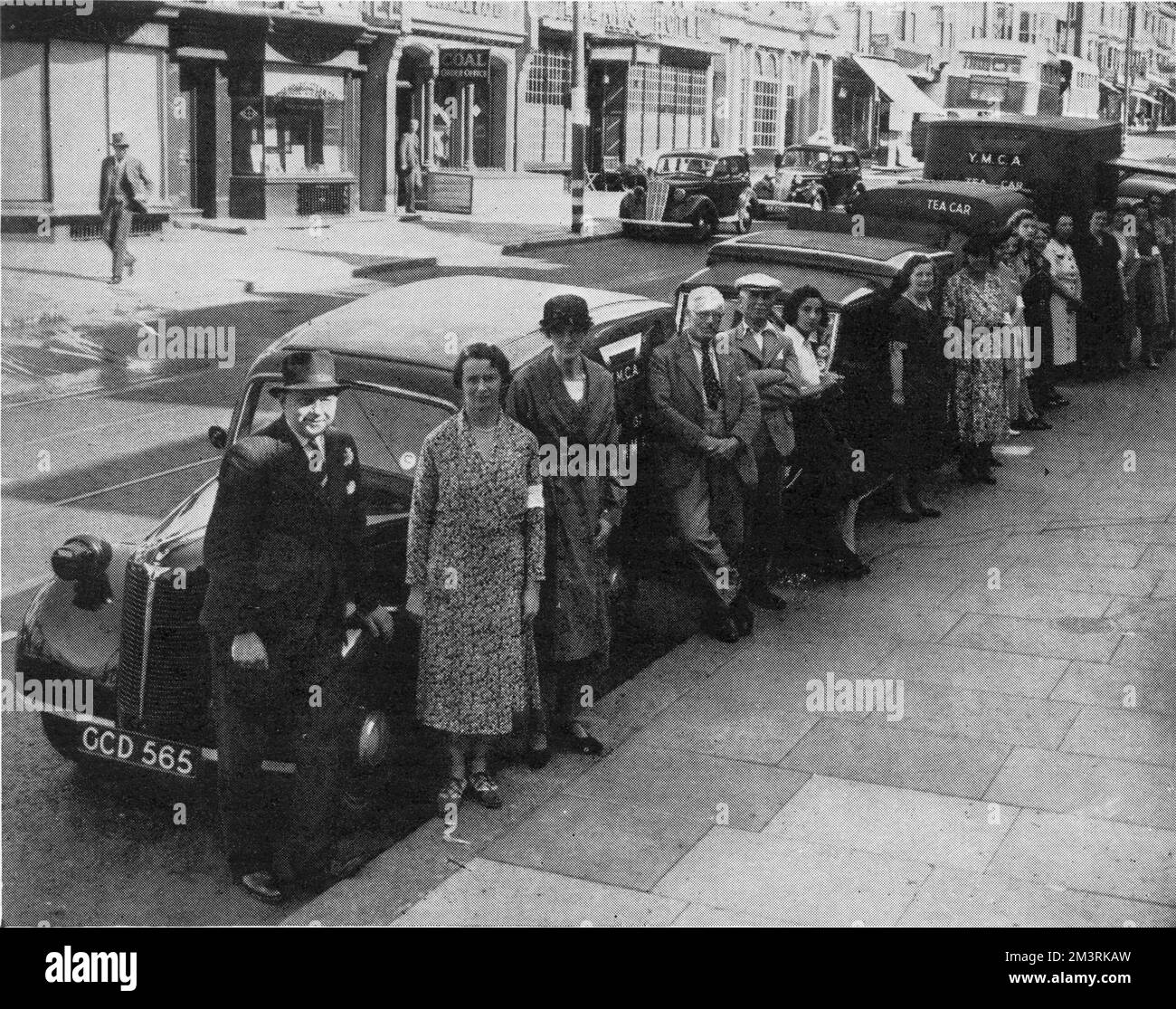 Una fila di mense mobili a Brighton. Si noti che su uno dei furgoni è stampato Y.M.C.A. 1940 Foto Stock