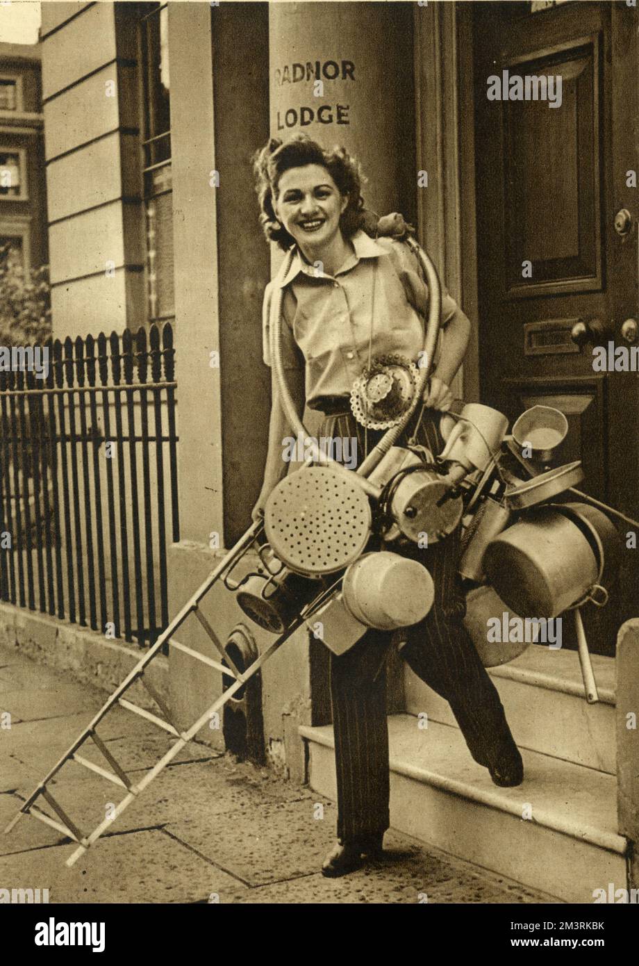 Ann Todd consegna i suoi elettrodomestici per lo sforzo bellico Foto Stock