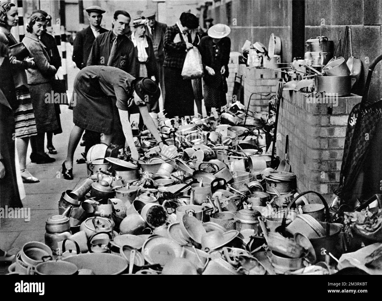 Le famiglie incoraggiarono a dare alluminio per lo sforzo bellico Foto Stock