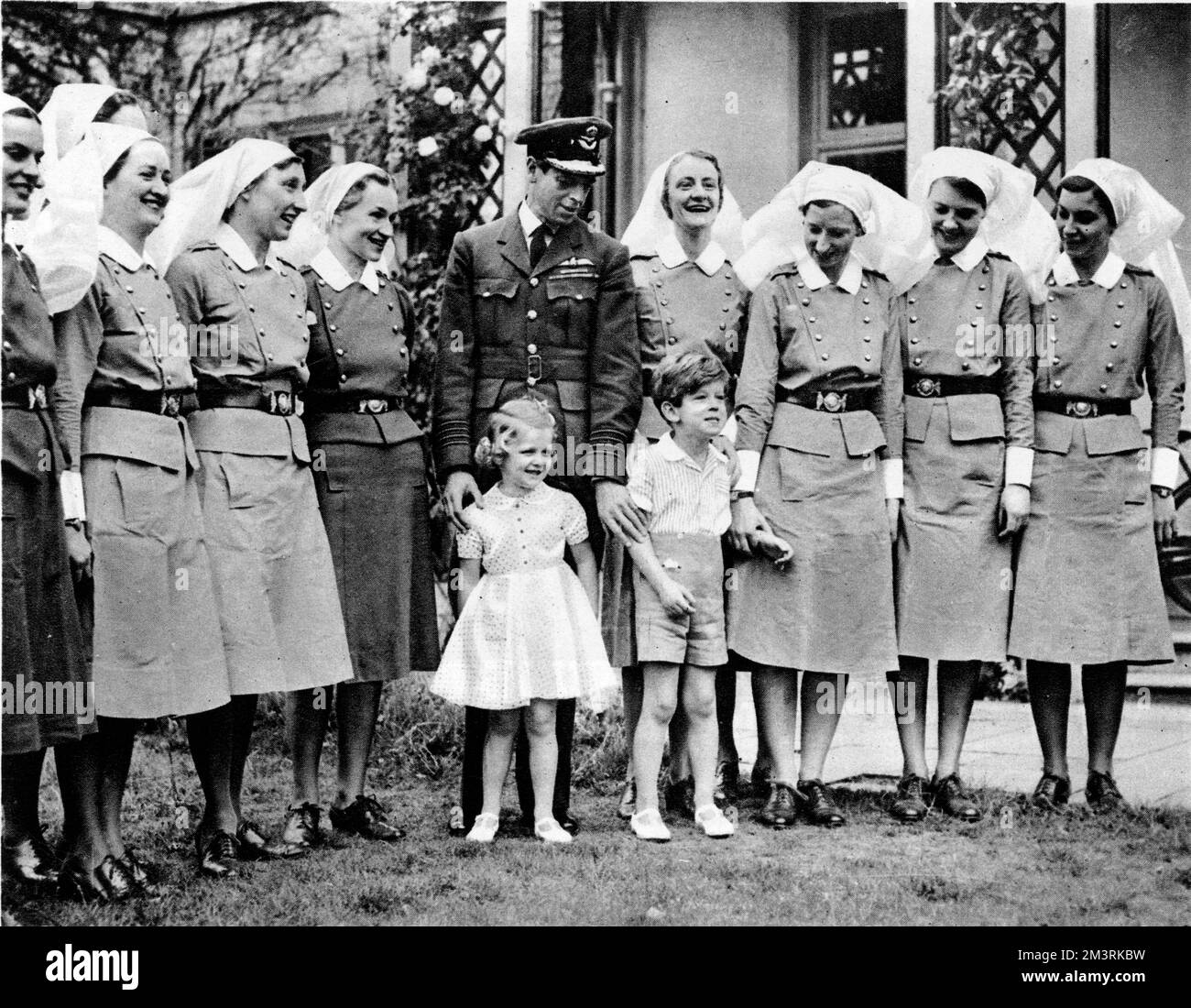 Il principe Giorgio, duca di Kent, si pone con suo figlio, il principe Edoardo, e la figlia, la principessa Alexandra, insieme ad un gruppo di infermieri canadesi. 1940 Foto Stock