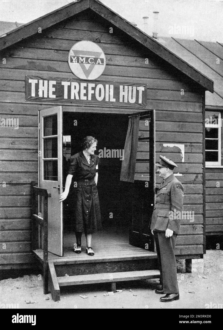 Due volontari chiacchierano fuori dalla mensa di Y.M.C.A. a Pirbright, Surrey. 1940 Foto Stock