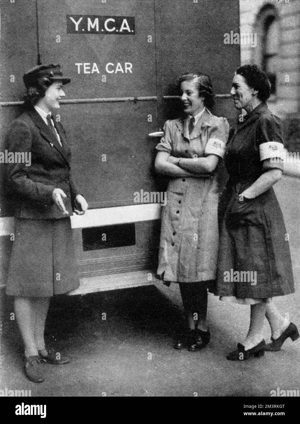 Tre volontari femminili aspettano di rifornire una mensa mobile fuori a Gatti's on the Strand, Londra, che è stato convertito durante la guerra in un ostello Y.M.c.a. per i militari con sede in città. 1940 Foto Stock