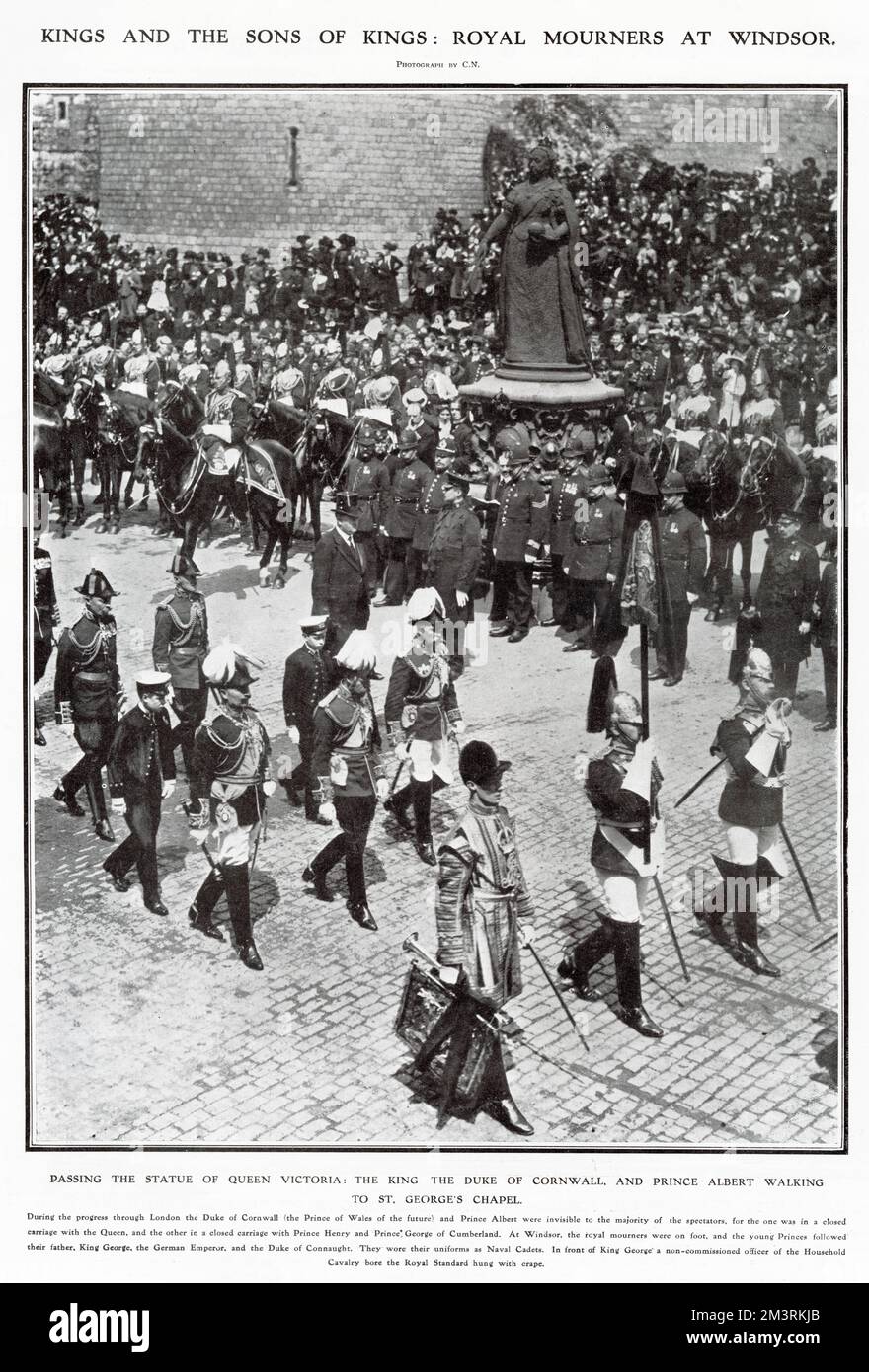 I pianti reali a piedi a Windsor, il nuovo re Giorgio V, l'imperatore tedesco Guglielmo II, il duca di Cornovaglia e il principe Alberto camminano verso la cappella di San Giorgio, passando per la statua della regina Vittoria. Foto Stock