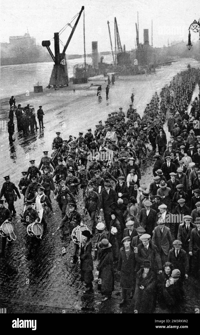 Evacuazione finale delle truppe britanniche dall'Irlanda del Sud: Fanteria con la loro band arriva a North Wall, Dublino, per imbarcarsi per la Gran Bretagna. Data: Dicembre 1922 Foto Stock