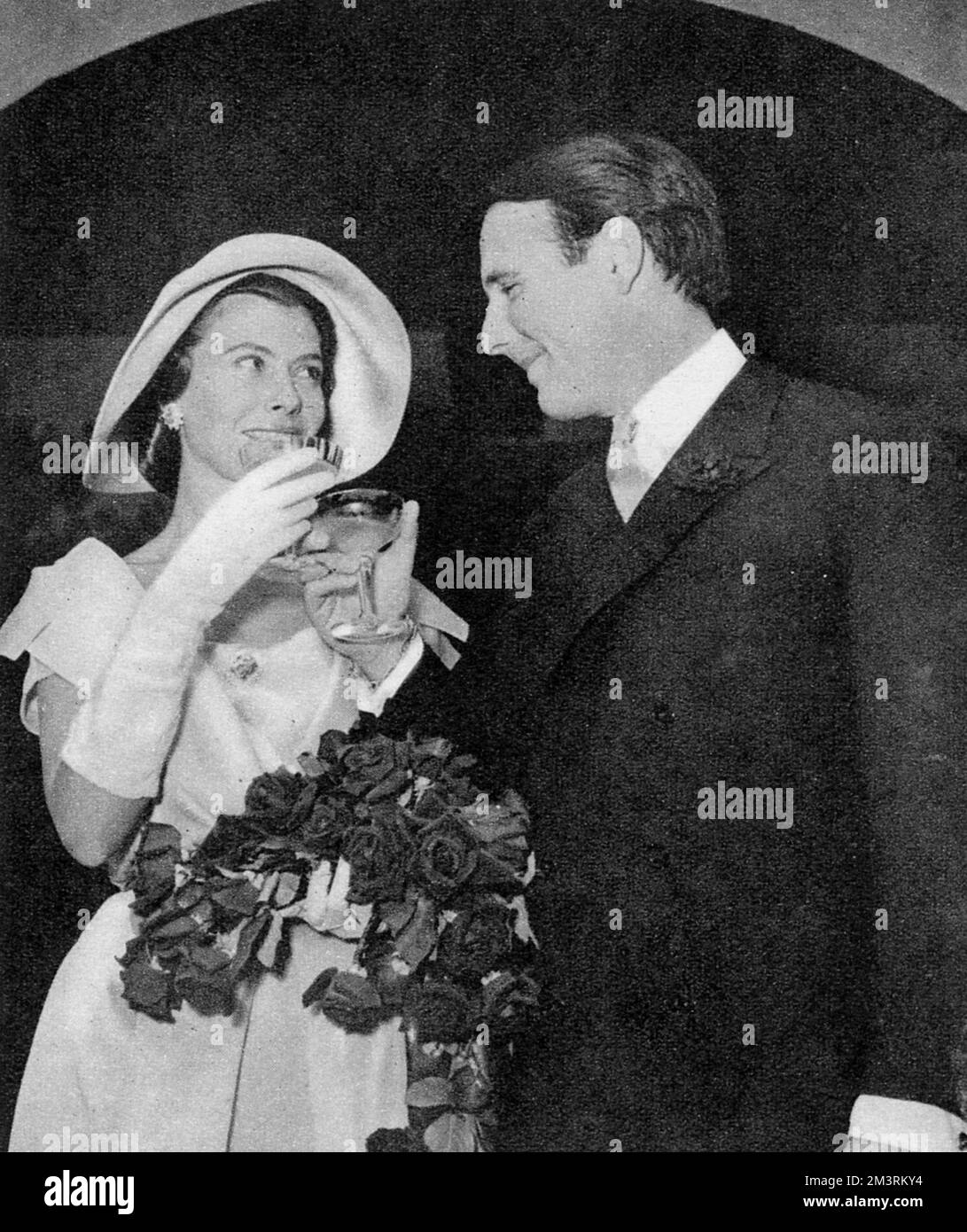 Il principe Sadruddin e Nina Dyer il giorno del loro matrimonio. Il figlio minore del defunto Aga Khan, il principe Sadruddin Khan, sposò il modello, Nina Dyer, in Svizzera. Nina Dyer era precedentemente sposata con l'industriale, Barone Heinrich von Thyssen. Il loro matrimonio si sciolse nel 1956 e, dopo essere stata impegnata con il principe Sadruddin, adottò la fede dell'Islam e cambiò il suo nome in Shirin, che significa 'dolcezza'. Data: 1957 Foto Stock
