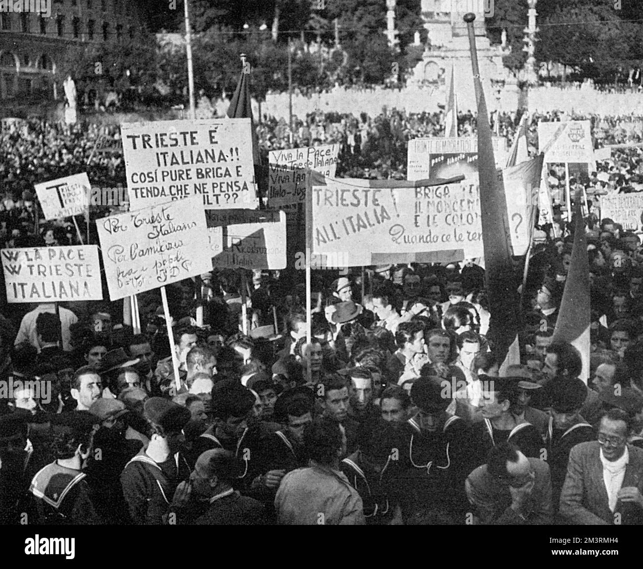 Alcuni dei sostenitori dell'estrema sinistra che sono venuti a sentire Togliatti. Data: 1948 Foto Stock
