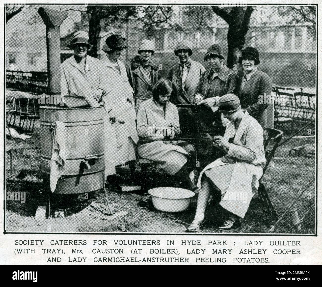 A sostegno dello sciopero generale, le Signore della società hanno aiutato, fotografando i volontari che lavorano a Hyde Park, Londra, all'aria aperta che pelano le patate, Lady Quilter (con vassoio), la signora Causton (in caldaia), la signora Mary Ashley Cooper e la signora Carmichael-Anstruther. Maggio 1926 Foto Stock
