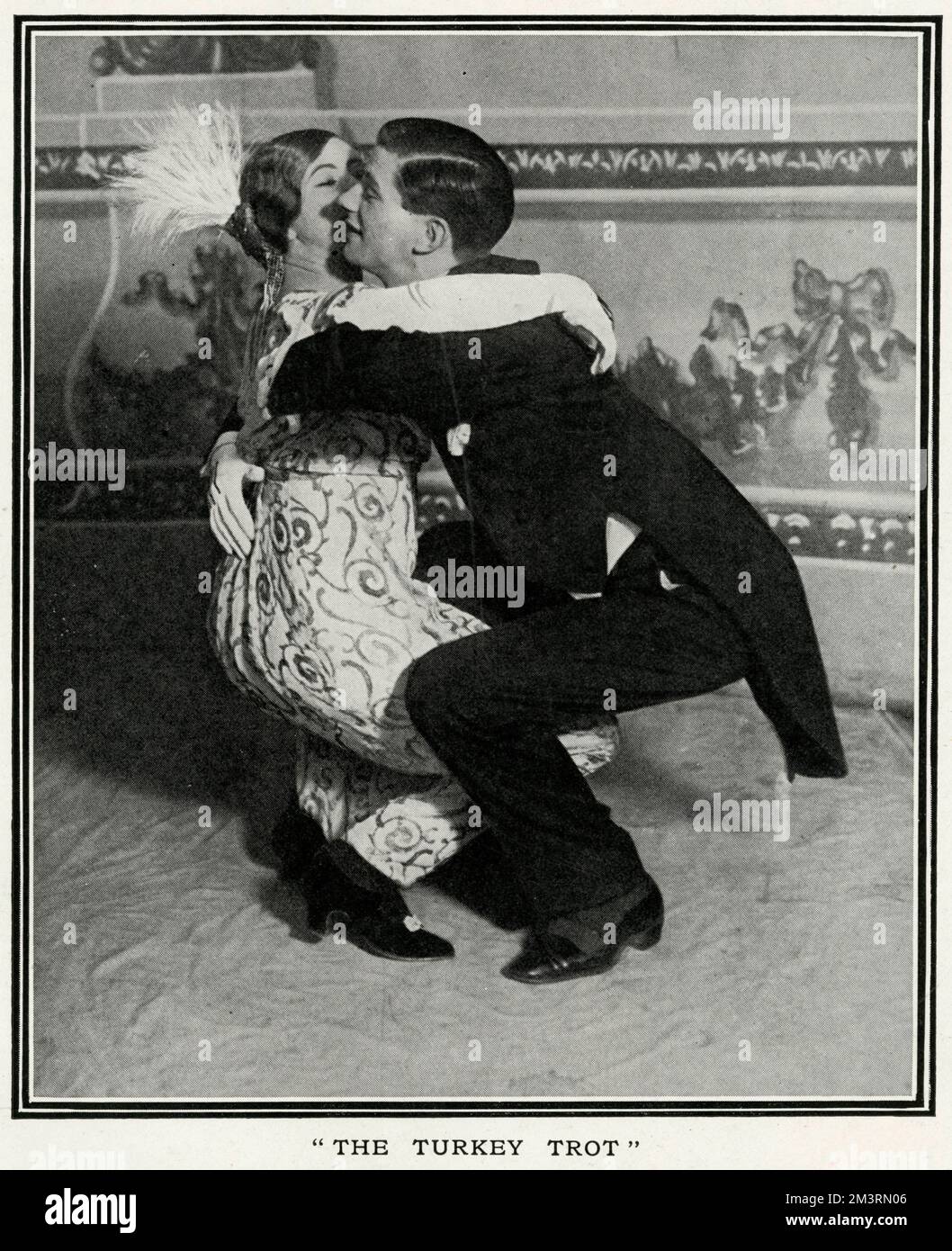 I ballerini Oscar e Suzette dimostrano uno dei nuovi danzatori da ballo che spaziano dalle sale da ballo londinesi, il Turkey Trot. Data: 1912 Foto Stock