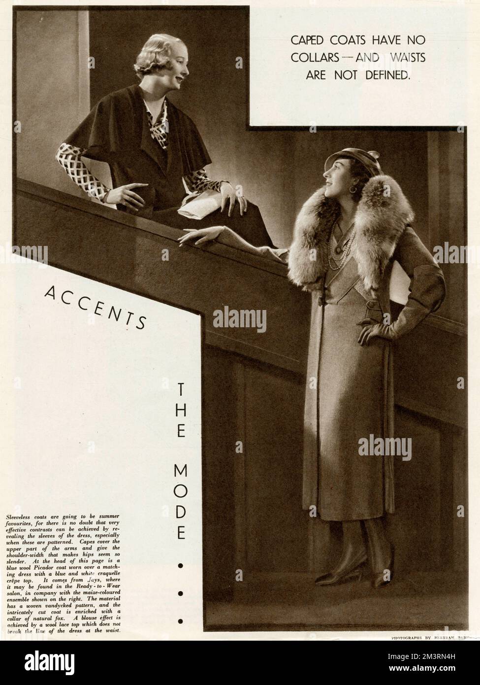 Due modelli che indossano abbigliamento da esterni alla moda; (a sinistra) cappotto senza maniche per l'estate che è molto efficace contrasto, con l'abito che si mostra sulle maniche. (A destra) Piccador cappotto di lana blu indossato su un abito coordinato, modello che indossa una stola di pelliccia. Data: 1933 Foto Stock