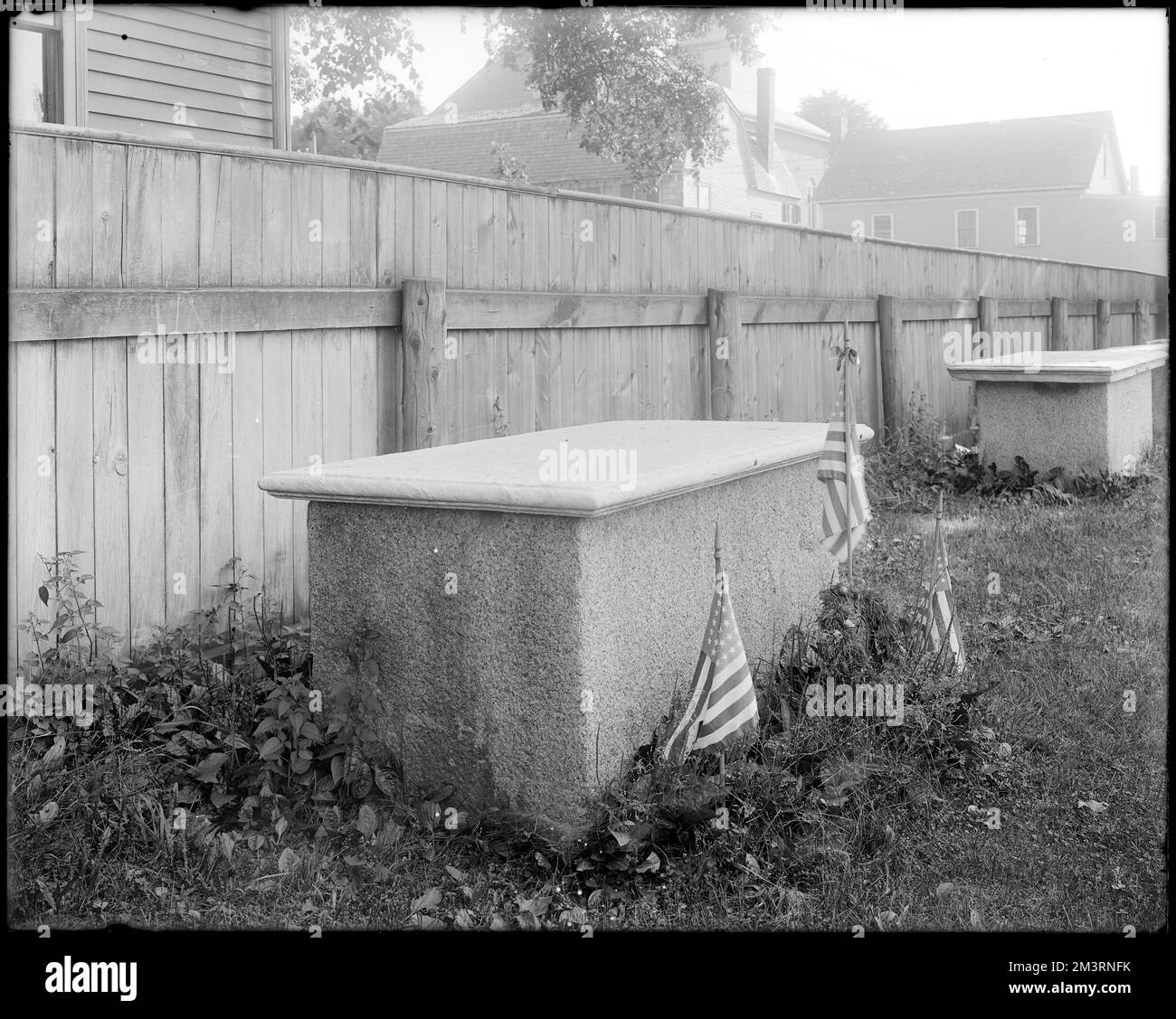 Salem, Howard Street, terreno di sepoltura, monumenti, tomba di George Crownscudo e Maria (Derby) Crownscudo, anche Capitano George Crownscudo , Tombe e monumenti sepolcrali. Frank Cousins Collezione di negativi in lastra di vetro Foto Stock