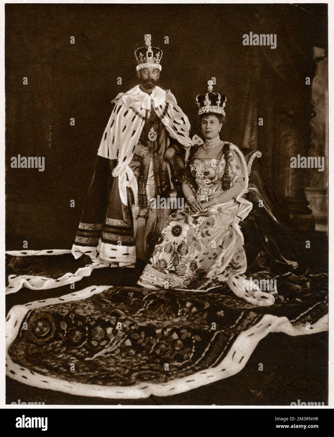 Incoronazione del re Giorgio V e della regina Maria consorte, Giorgio V che indossa la corona imperiale di stato, e Royal Purple Robe of state. Maria consorte indossando la corona di stato di Giorgio V, e l'abito per incoronazione ricamato allegoricamente. Data: 22 giugno 1911 Foto Stock