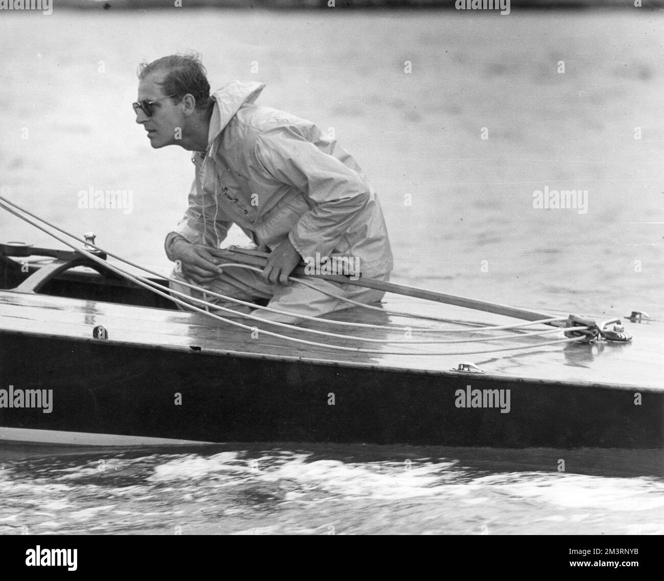 Il principe Filippo, duca di Edimburgo, gareggiò alla Cowes Regatta nel 1952. Data: 1953 Foto Stock