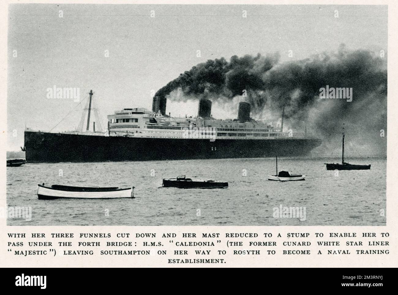 L'ex marinaio Cunard White Star Liner 'Majestic', cambiato in 'H.M.S Caledonia', fu acquistato nel 1937 dall'Ammiragliato e fu convertito, al costo di £391.333 dollari, in una nave da addestramento per ragazzi artefici che divennero marinai o ingegneri navali. Tre degli imbuti erano accorciati e il suo palo si riduceva a un moncone per consentirle di passare sotto il quarto ponte ferroviario. Il capitano Atwell Lake fu nominato per comandare la nave, che era stazionata nel bacino di Rosyth. Foto qui mostrata, il 8 aprile 1937, 'H.M.S Caledonia', partendo da Southampton sulla sua strada per Rosyth per diventare un centro di addestramento navale. Foto Stock