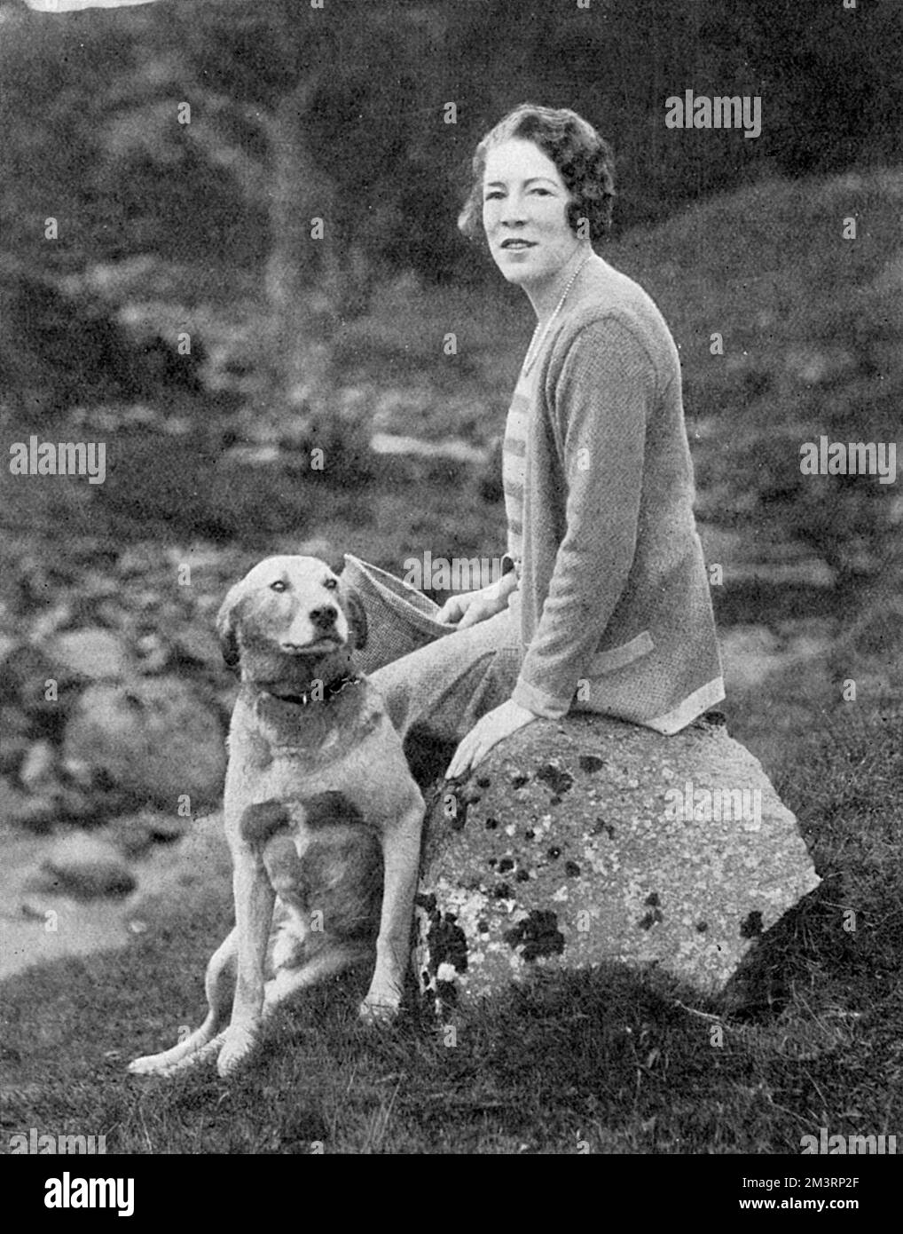 Lady Bearsted, ex Dorothy Montefiore Micholls, moglie di Walter Samuel, 2nd Visconte Bearsted. Nella foto con un cane da compagnia a Newtonmore, nell'Invernesshire, dove la coppia aveva una casa, i telefoni. La loro casa di Oxfordshire, Upton House, ha tenuto la loro collezione d'arte. Data: 1929 Foto Stock