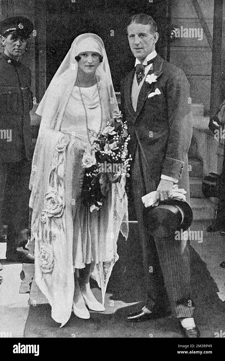 Matrimonio di Lady Alexandra (Baba) Curzon e maggiore Edward Dudley (fruttato) Metcalfe alla Cappella reale, San James's nel 1925. Baba era la figlia di Lord Curzon, ed era per un tempo padrona di Oswald Mosley. Fruity era amico ed equerry del Principe di Galles. Data: 1925 Foto Stock