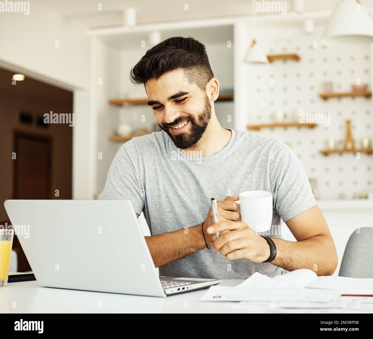 laptop uomo computer a casa tecnologia giovane stile di vita business internet studio indoor maschio lettura Foto Stock