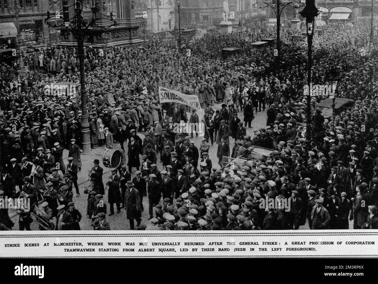 Scene di sciopero a Manchester - una grande processione di corporazioni tramvieri a partire da Albert Square, guidata dalla loro band. Data: 1926 Foto Stock