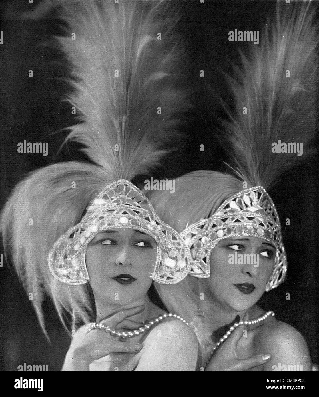 Dolly Sisters, Jenny e Rosy, hanno recitato in una nuova rivista 'Paris en Fleurs' al Casino de Paris. 1925 Foto Stock