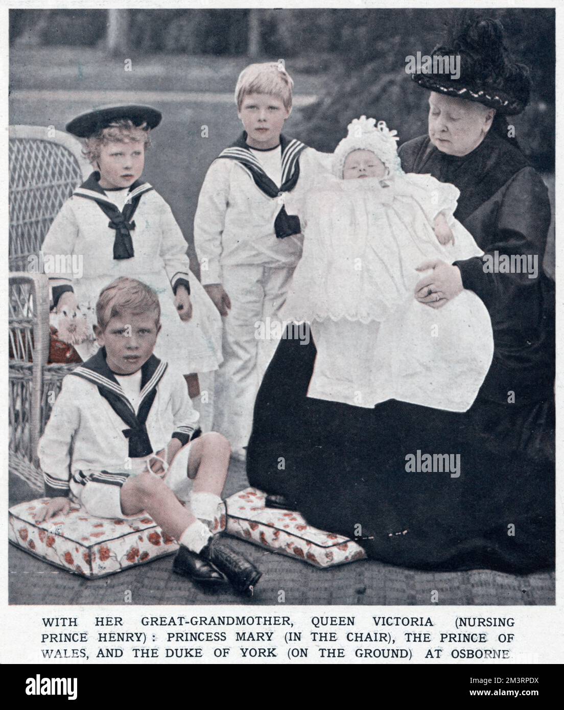 La regina Vittoria con i suoi quattro bisnipoti presi a Osborne House, il più anziano in piedi accanto a Victoria, il principe David, futuro Edoardo VIII per un anno nel 1936 e poi Duca di Windsor (1894 - 1972). Seduto sul cuscino, il Principe Alberto, il Duca di York conosciuto come 'Bertie', successivamente Giorgio VI, (1895 - 1952). Seduto su una sedia in vimini, la Principessa Maria, la Principessa reale e la Contessa di Harewood (1897 - 1965). Il bambino è stato tenuto dalla regina Victoria, principe Henry, duca di Gloucester (1900 - 1974). Data: Agosto 1900 Foto Stock