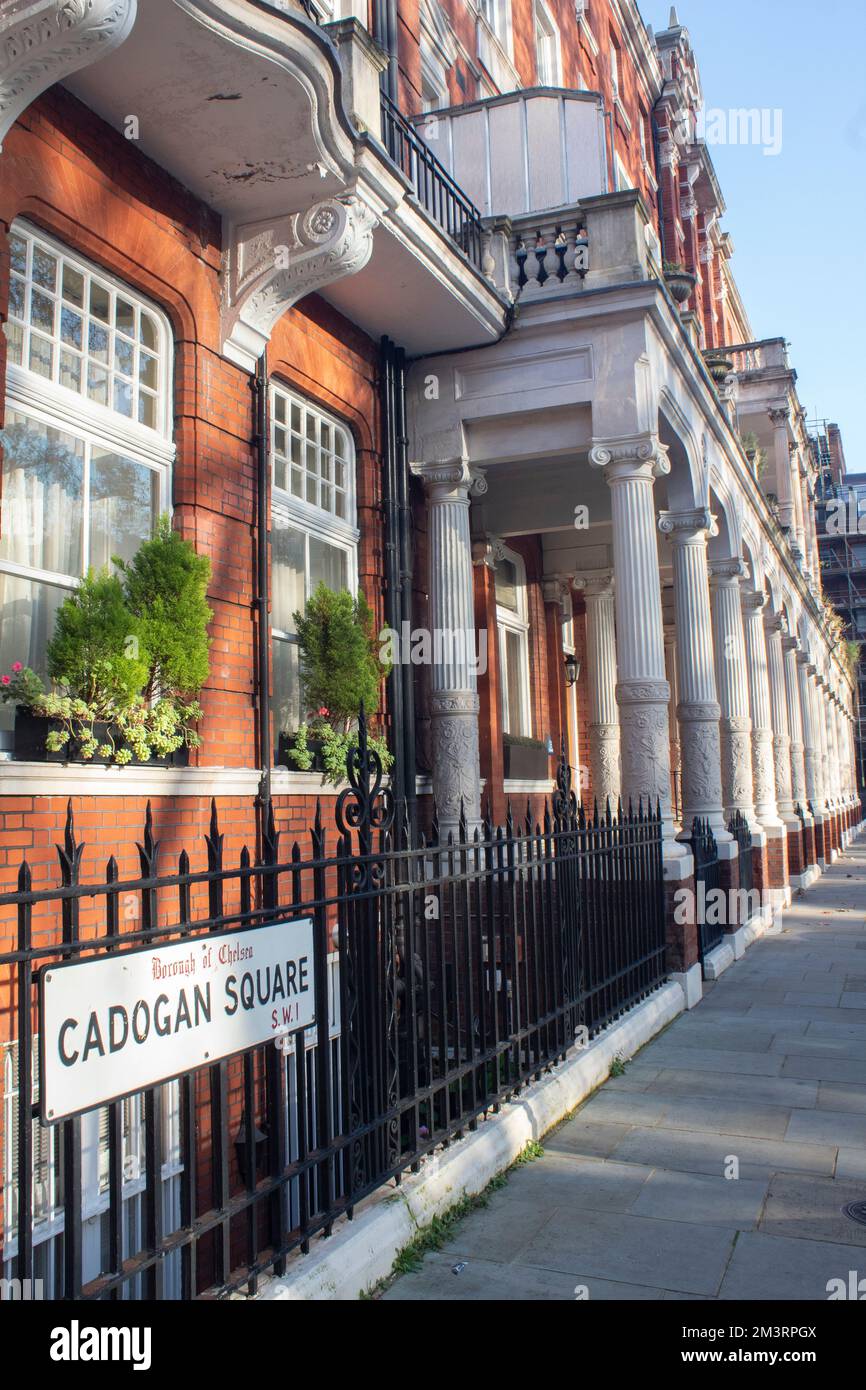 Cadogan Square Street name on a fence, Knightsbridge, Londra SW1 UK Foto Stock