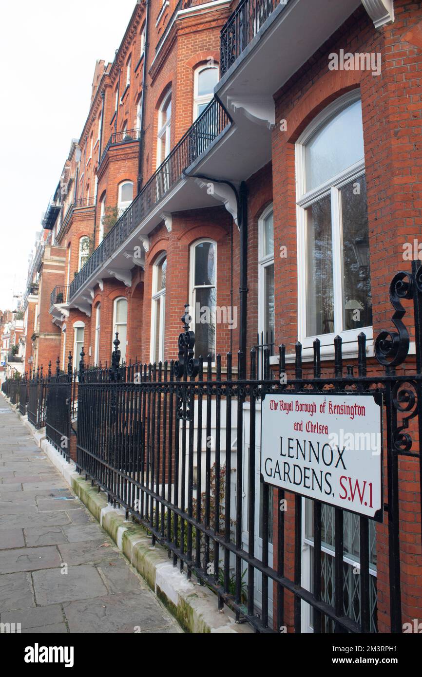 Lennox Gardens Street name on a fence, Knightsbridge, Londra SW1 UK Foto Stock