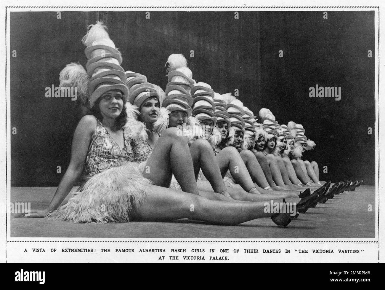 Una vista delle estremità! Le famose Albertina Rasch Girls in una delle loro danze nelle vanità Vittoria al Victoria Palace Theatre, Londra, 1930. Data: 1930 Foto Stock