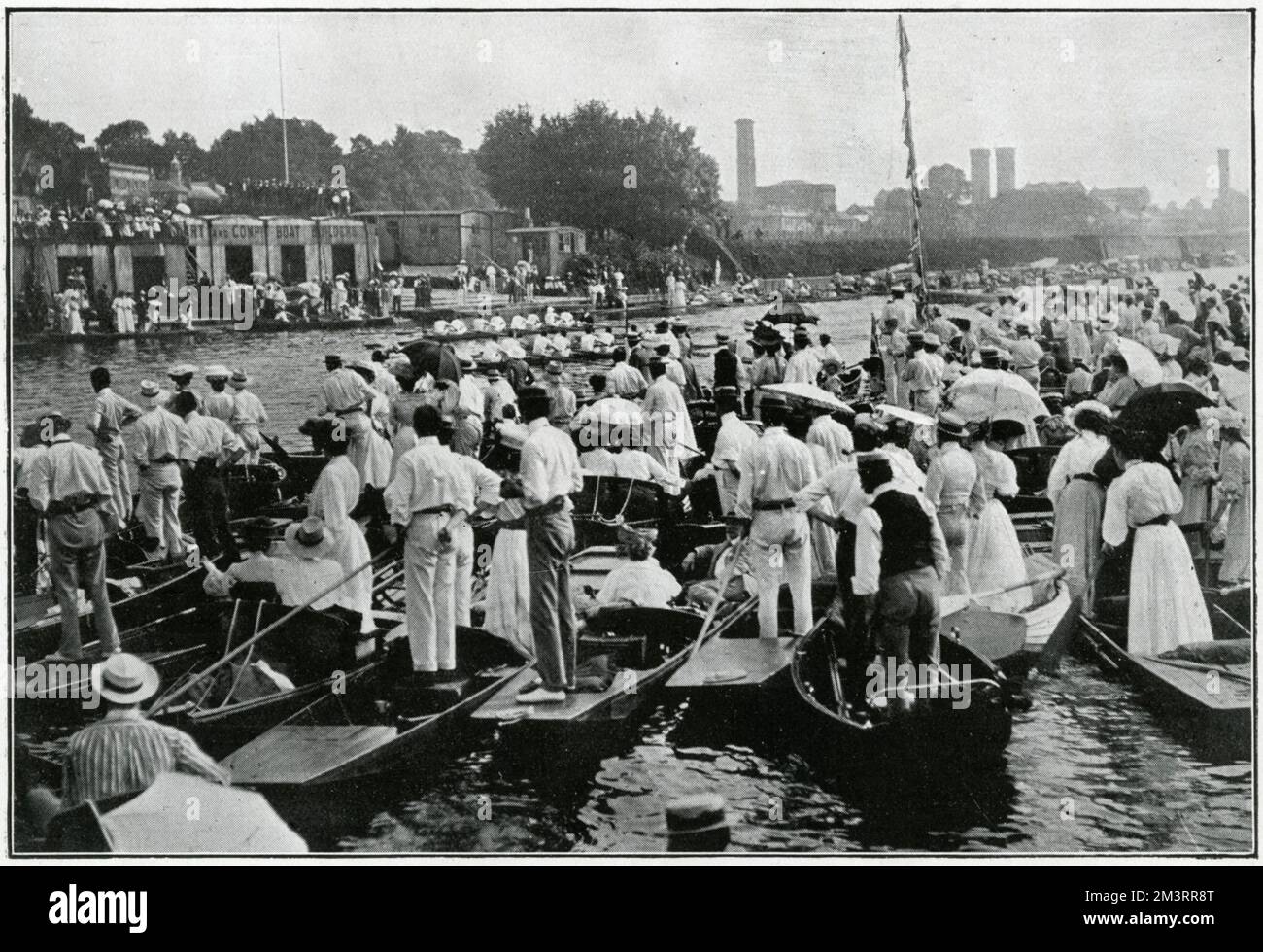 Regata sul Tamigi a Kingston, con molte persone in piedi su barche a remi per avere una vista migliore. Data: 1906 Foto Stock