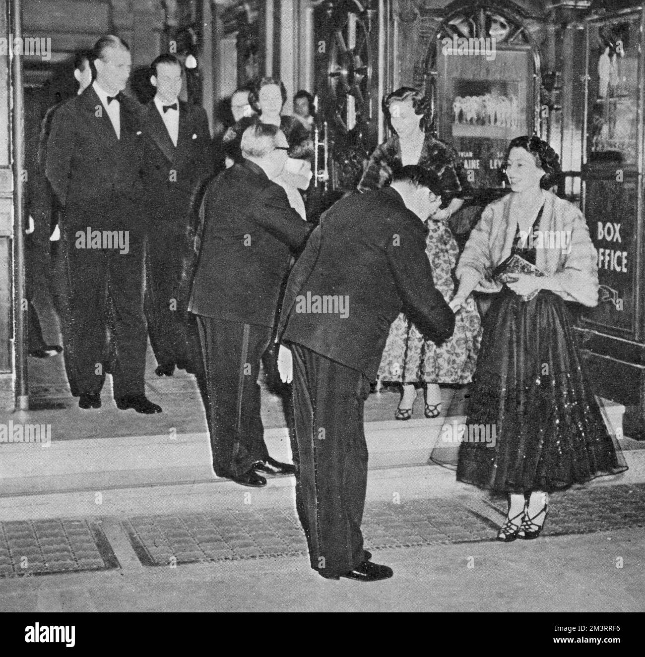 La Regina e la Principessa Margaret hanno partecipato a una performance di Guys and Dolls al London Coliseum nel luglio 1953. Margaret indossa un abito in seta rosa e pizzo nero di Christian Dior. Data: 1953 Foto Stock