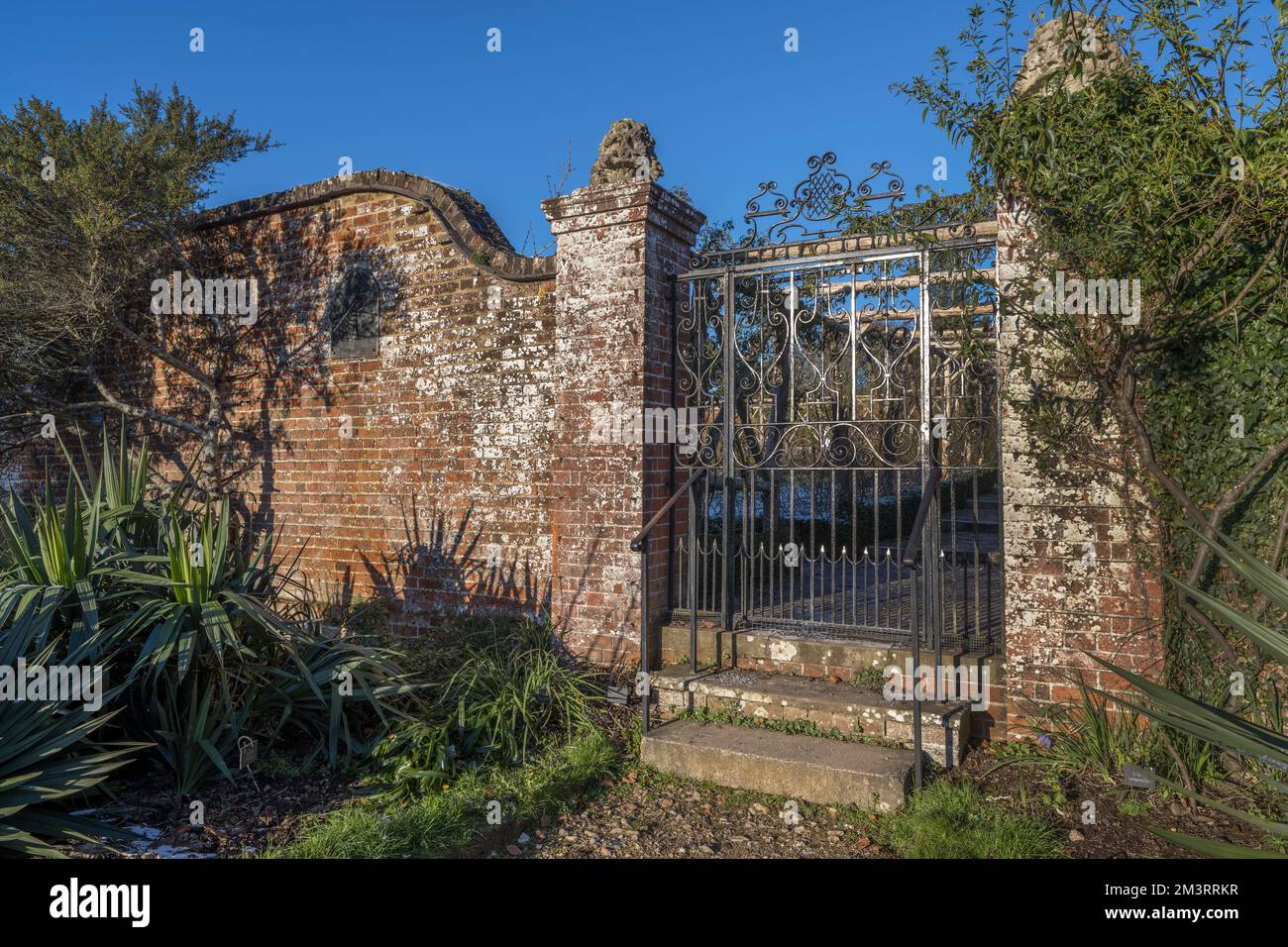 Impressionante vecchio cancello inglese del giardino murato Foto Stock