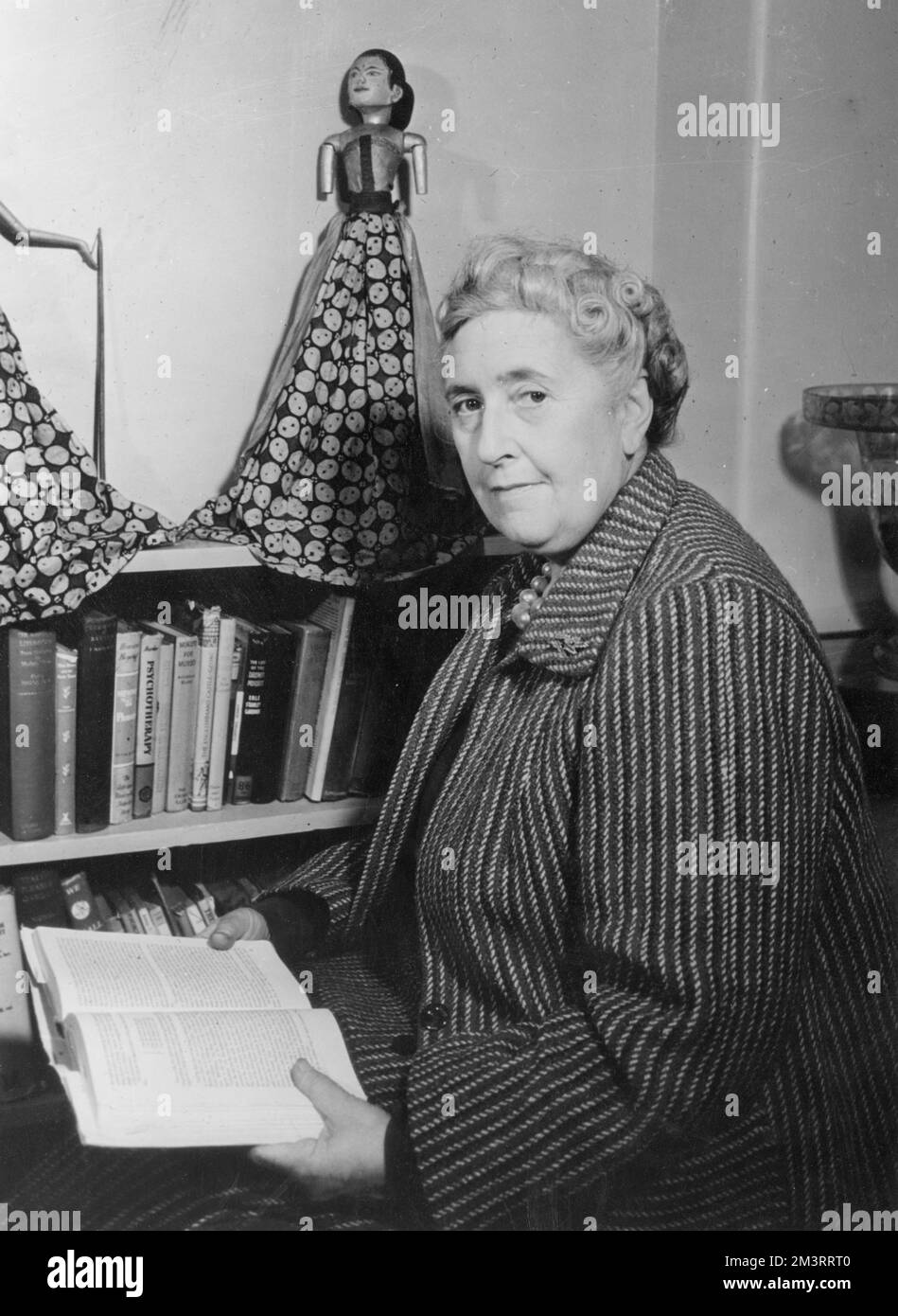 Agatha Christie (1890-1976) romanziere e scrittore di fantascienza inglese. Data: 1949 Foto Stock