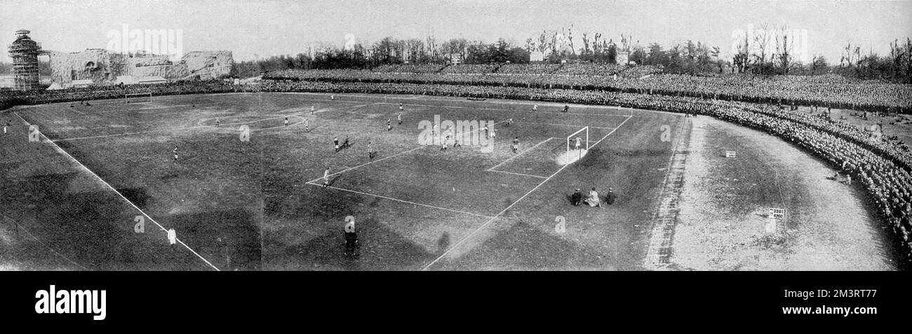 Fa Cup Final tra Newcastle United e Bradford City. Una vista a volo d'uccello degli spettatori e del gioco al Crystal Palace che si è conclusa con un pareggio inutile. Data: 1911 Foto Stock