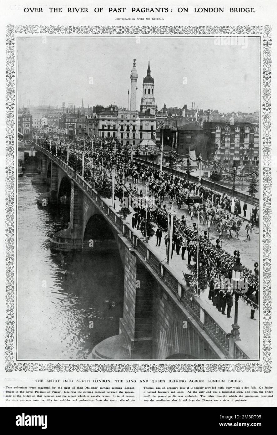 La processione il giorno dopo l'incoronazione, con re George e la regina Maria che attraversano il London Bridge l'ingresso principale per arrivare a Londra Sud in una carrozza aperta. Data: 23 giugno 1911 Foto Stock