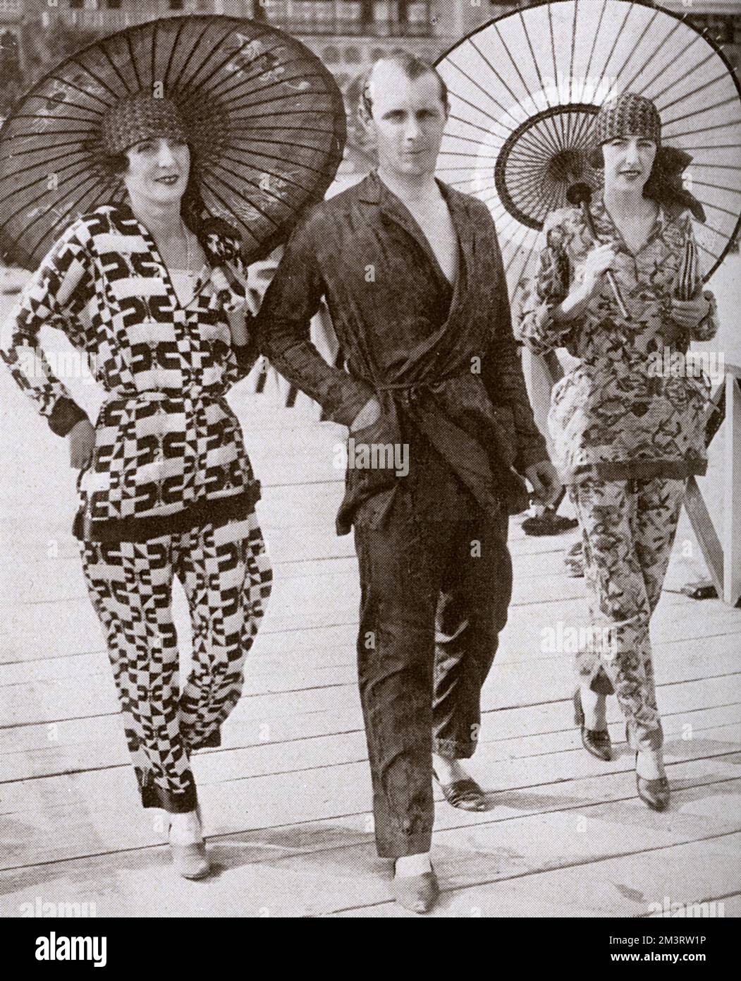 La signora Forster, il signor George Thomas e la signora Emery al Lido di Venezia, tutti indossano abiti da pigiama molto intaglianti e piuttosto sgargianti, l'abbigliamento de rigeur per il Lido. Data: 1926 Foto Stock