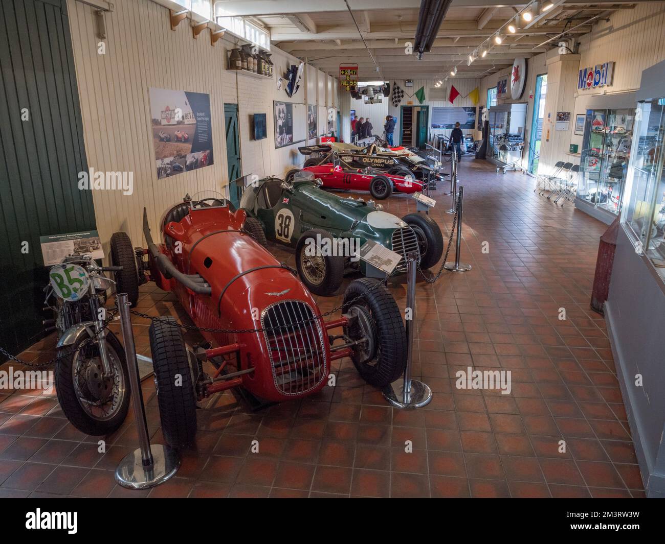 Vista generale delle auto da corsa vintage del F1 dal 1930s al 2000 al Grand Prix Exhibition, Brooklands Museum, Surrey, Regno Unito. Foto Stock