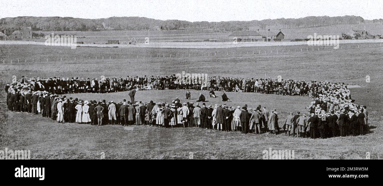 Il campione Open Golf James Braid che mette al turno a Prestwick nel round finale della partita, circondato dalla folla. 1908 Foto Stock