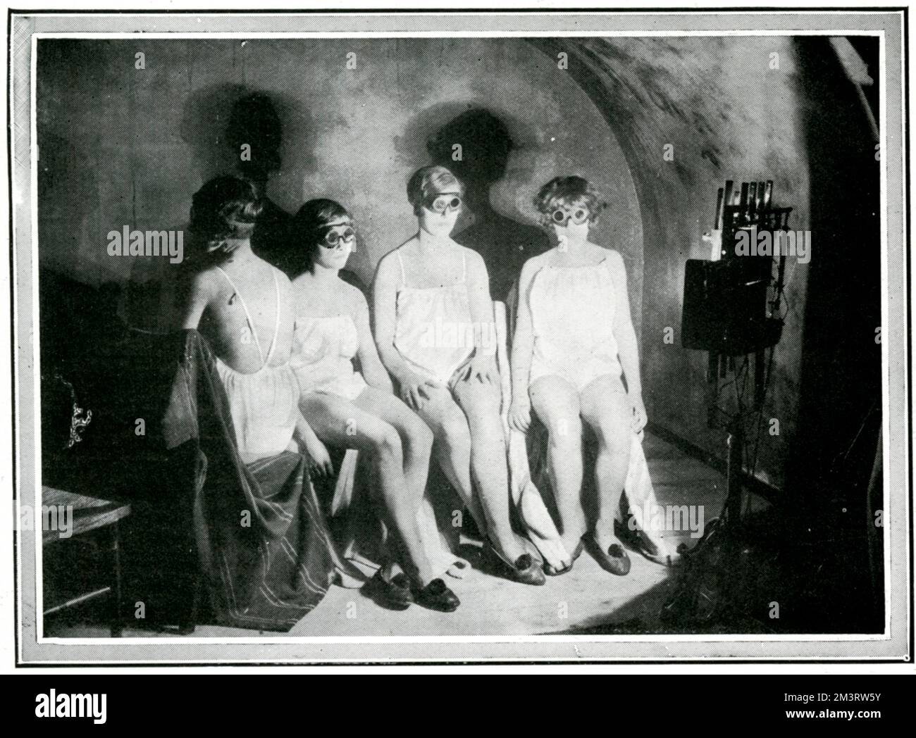 Un gruppo di donne dell'ippodromo di 'Mercenary Mary' che si godono un bagno di sole, aperto in Albemarle Street, Londra. Data: 1926 Foto Stock