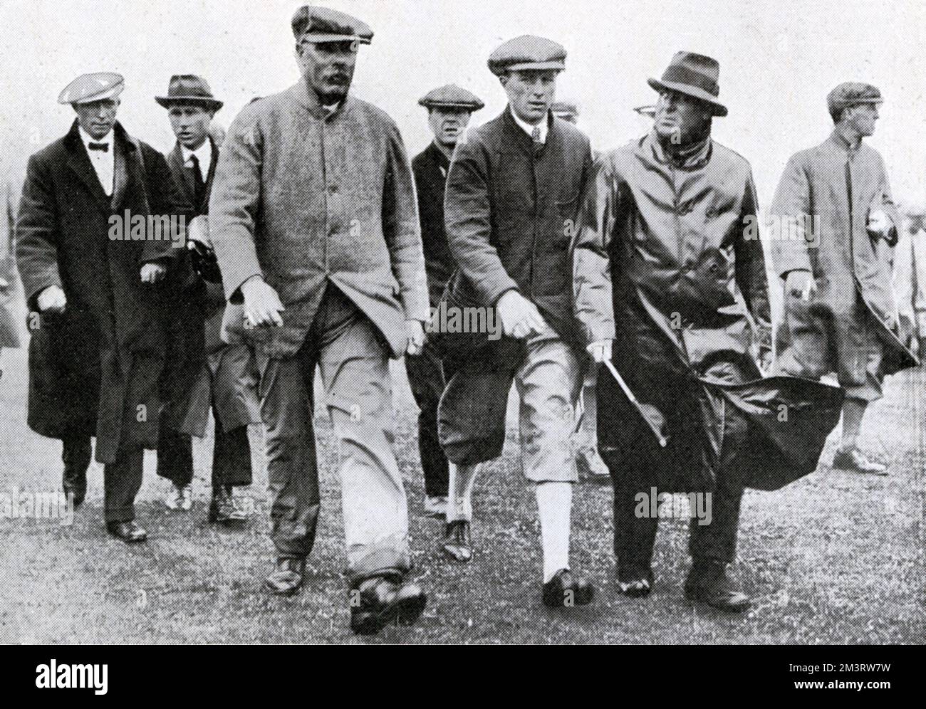 James Braid cammina fino al decimo green all'Open Championship Foto Stock