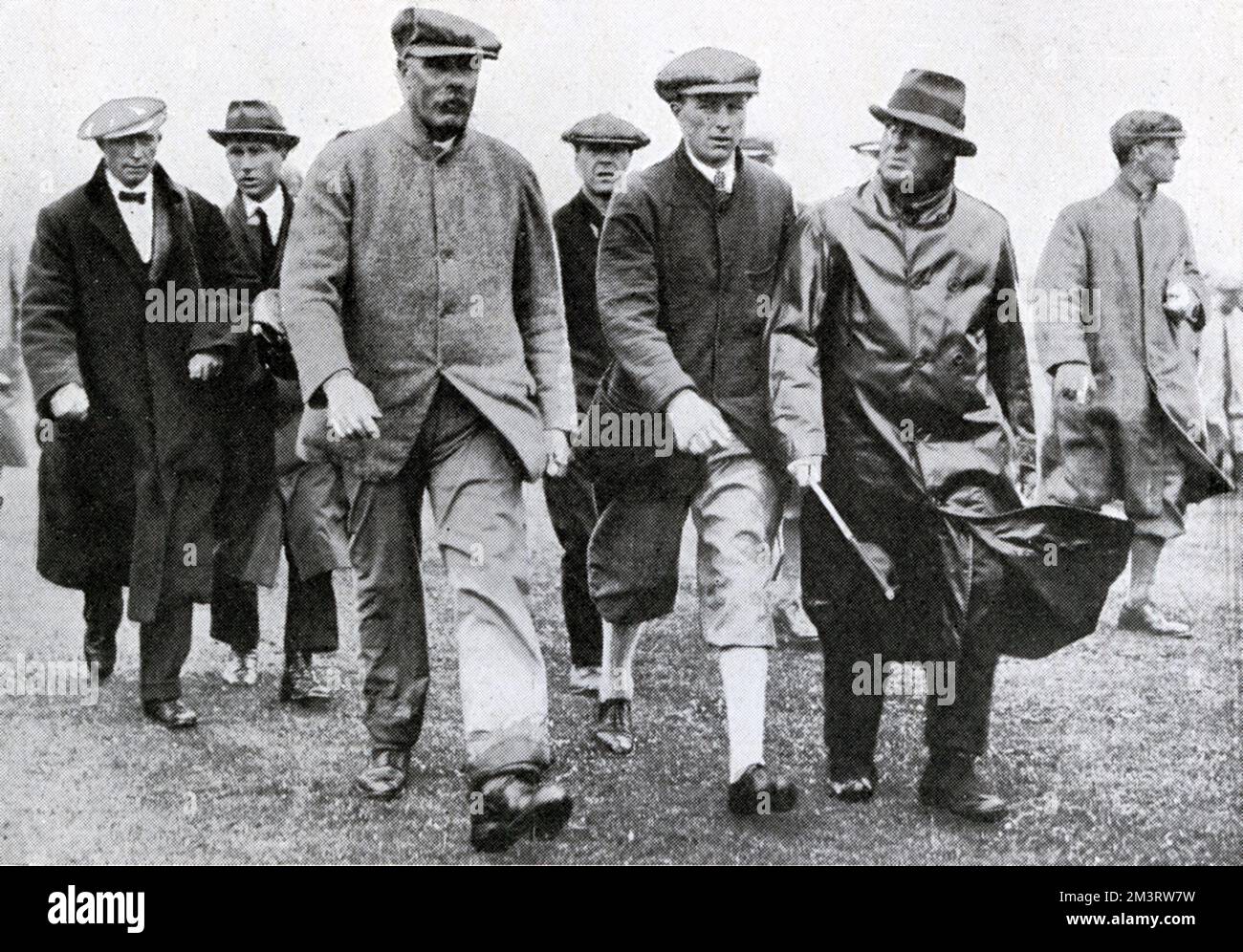 James Braid e altri concorrenti che camminano fino alla decima green ai Campionati Open di Troon. 1923 Foto Stock