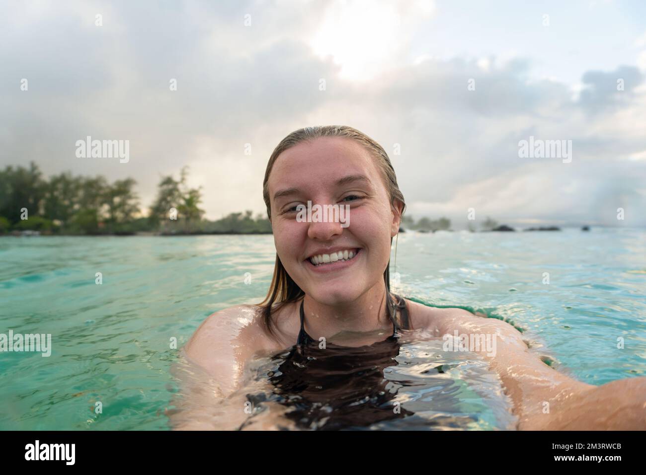 spiaggia di roccia nera alle hawaii Foto Stock