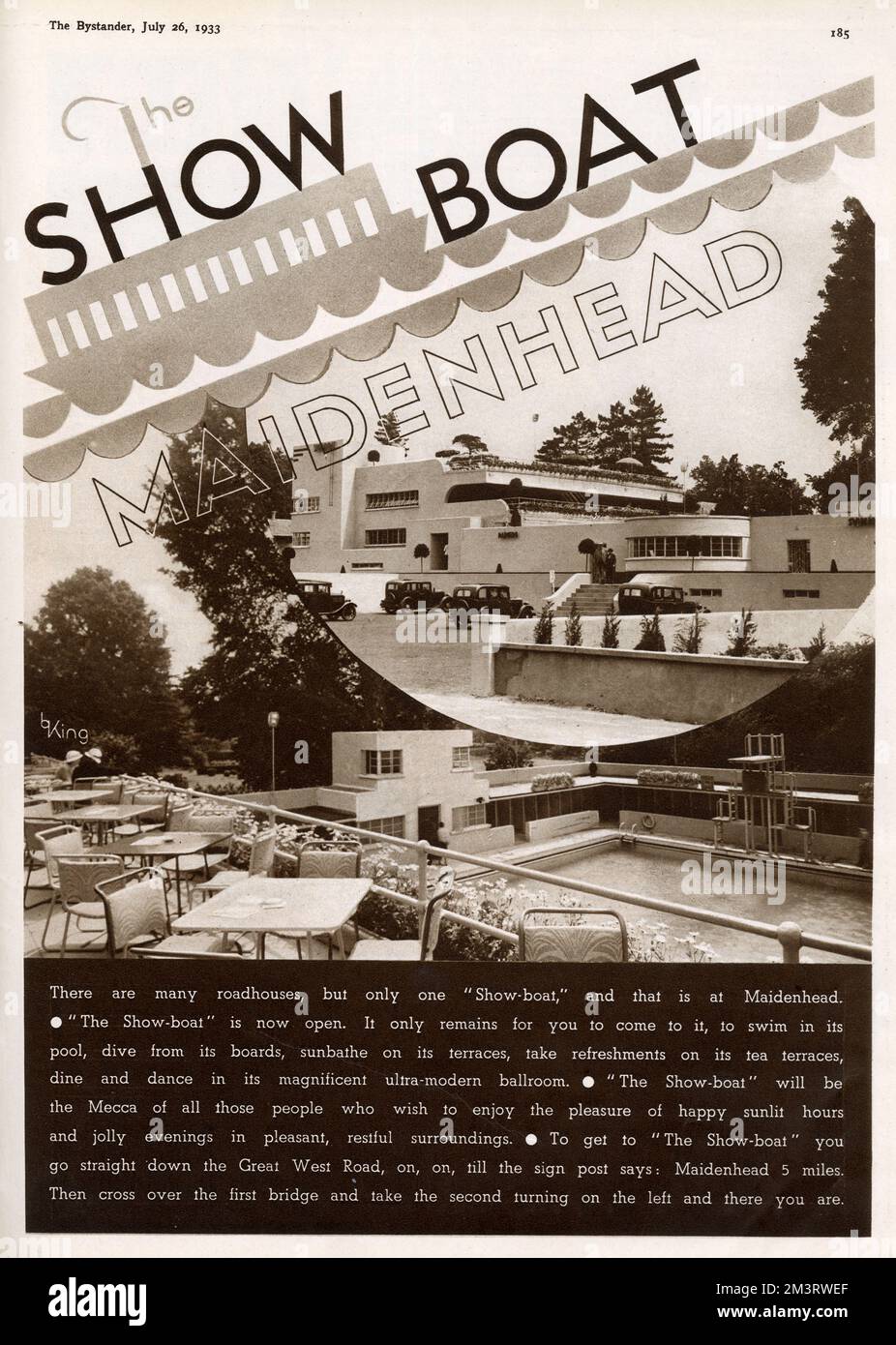 Pubblicità per lo Showboat a Maidenhead, un club che offre una piscina, solarium, cocktail, cena, balli, cabaret e sport. Costruito all'inizio degli anni '1930s al costo di 21.000, il club faceva parte di un movimento per fornire alla classe media superiore club e case stradali fuori città a breve distanza in auto da Londra. Fu usato come club di servizi e poi come fabbrica di parti di spitfire durante la guerra. Al momento della stesura del presente documento, questo edificio un tempo splendido in stile art deco è dovuto a lavori di demolizione per far posto agli appartamenti residenziali Data: 1933 Foto Stock