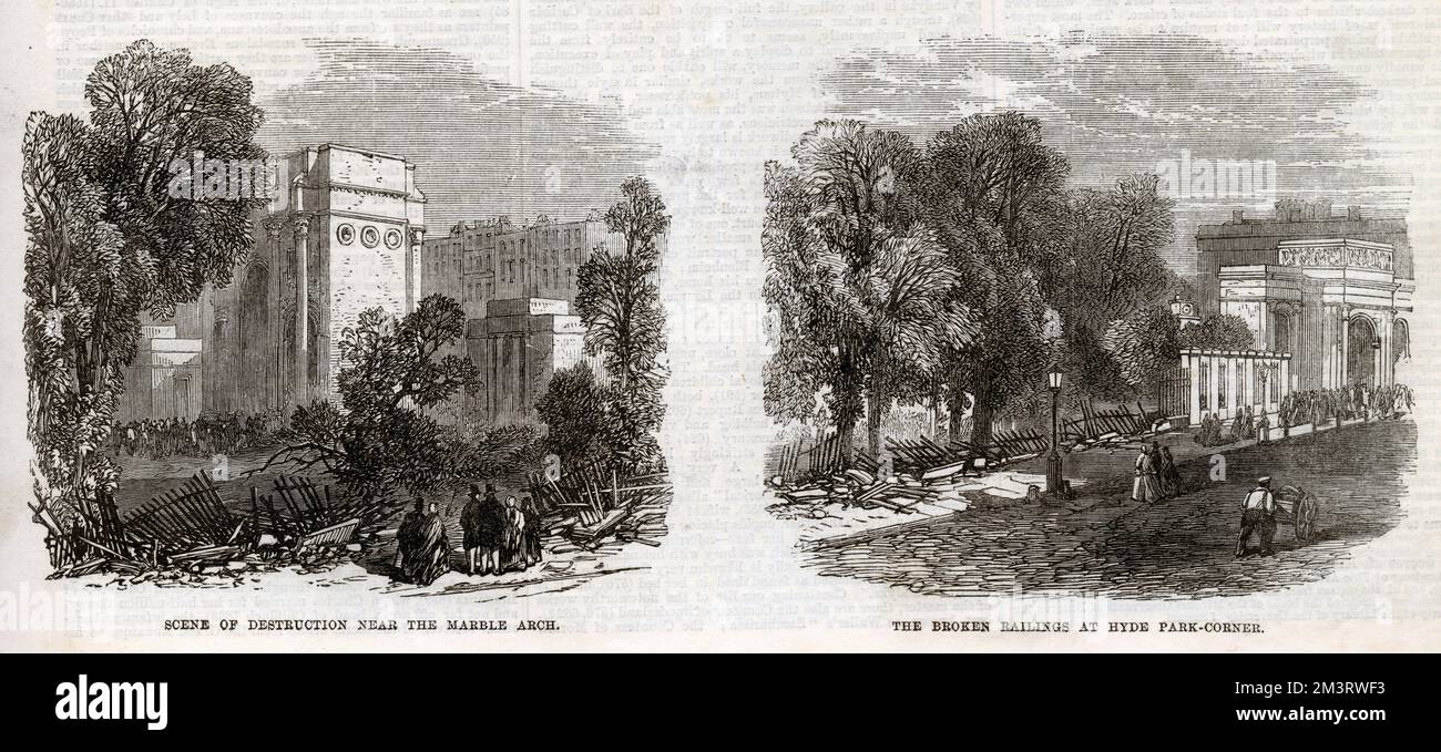 Scena di distruzione a Marble Arch (a sinistra) e ringhiere rotte a Hyde Park Corner a seguito di rivolte che si sono svolte a Hyde Park in risposta alle autorità che hanno impedito un incontro da parte della Reform League chiudendo le porte. Data: 1866 Foto Stock