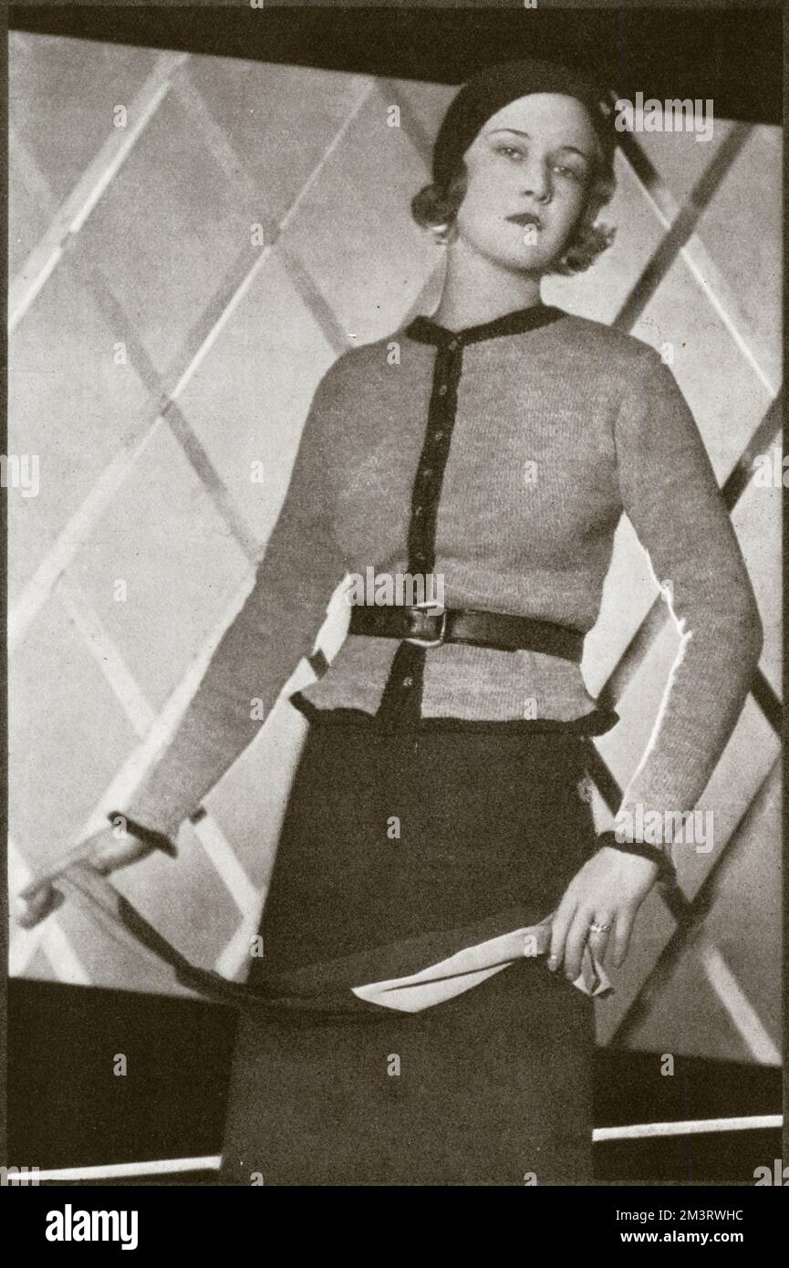 Maglione a maglia tricot beige e marrone con bottoni anteriori demuriti e  un piccolo basco che emerge da sotto la cintura. 1930 Foto stock - Alamy
